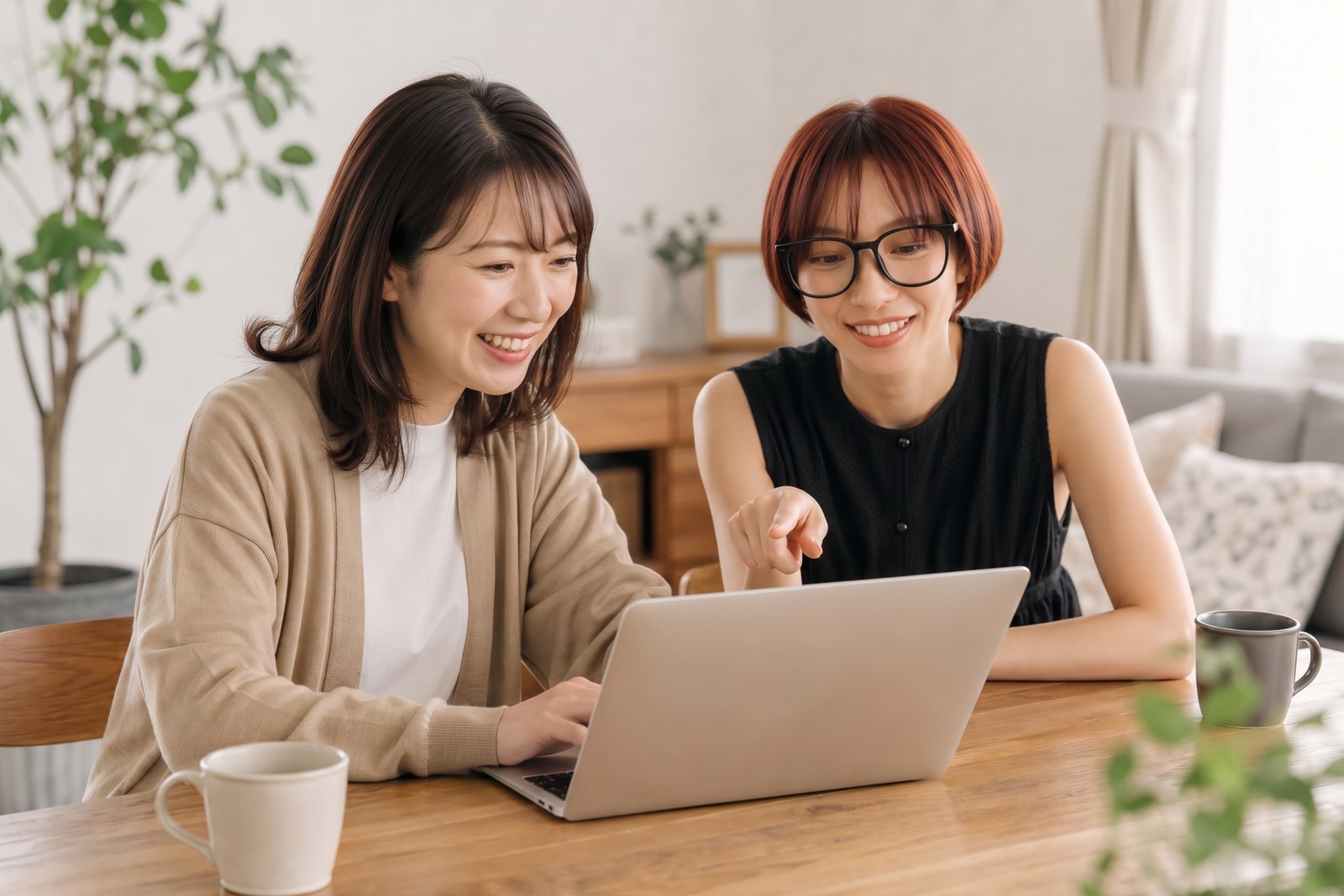 ポチリプの画面を見ながら笑顔で話すふたり。インスタ運用がすごく楽になった